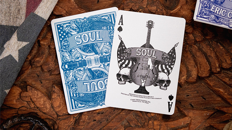 Eric Church jugando a las cartas de Kings Wild Project