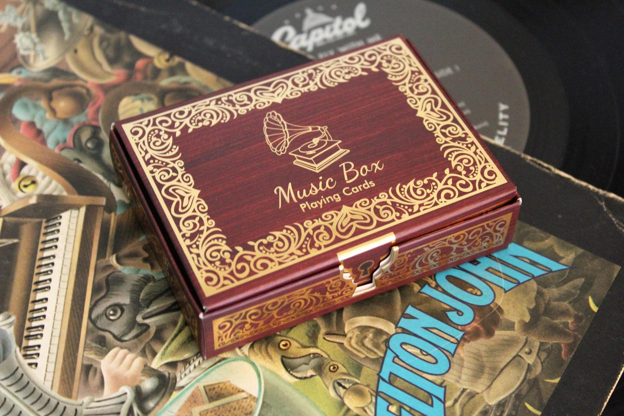 La caja de música jugando a las cartas