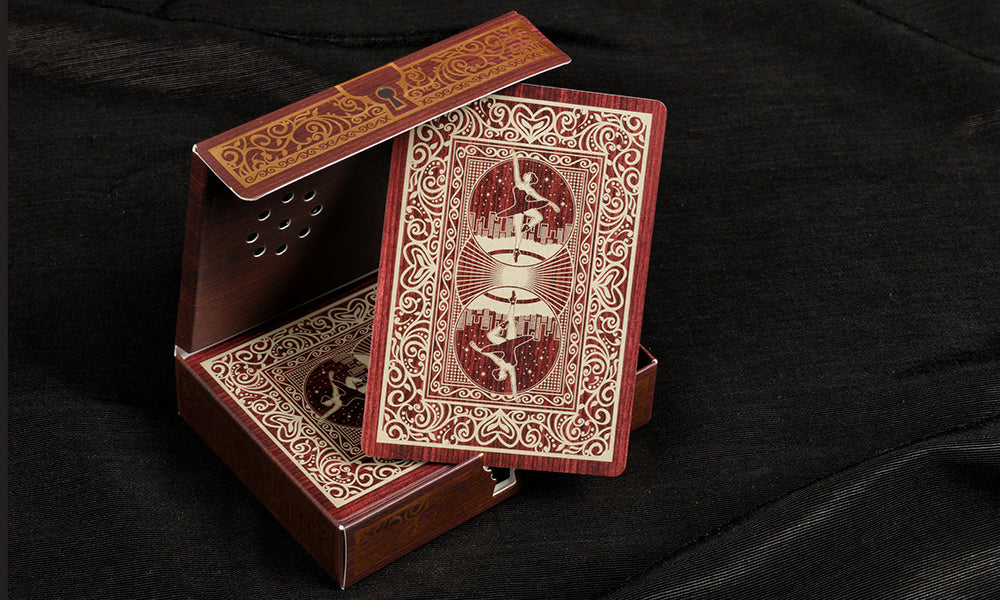 La caja de música jugando a las cartas