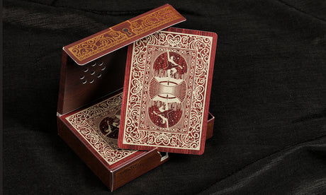 La caja de música jugando a las cartas