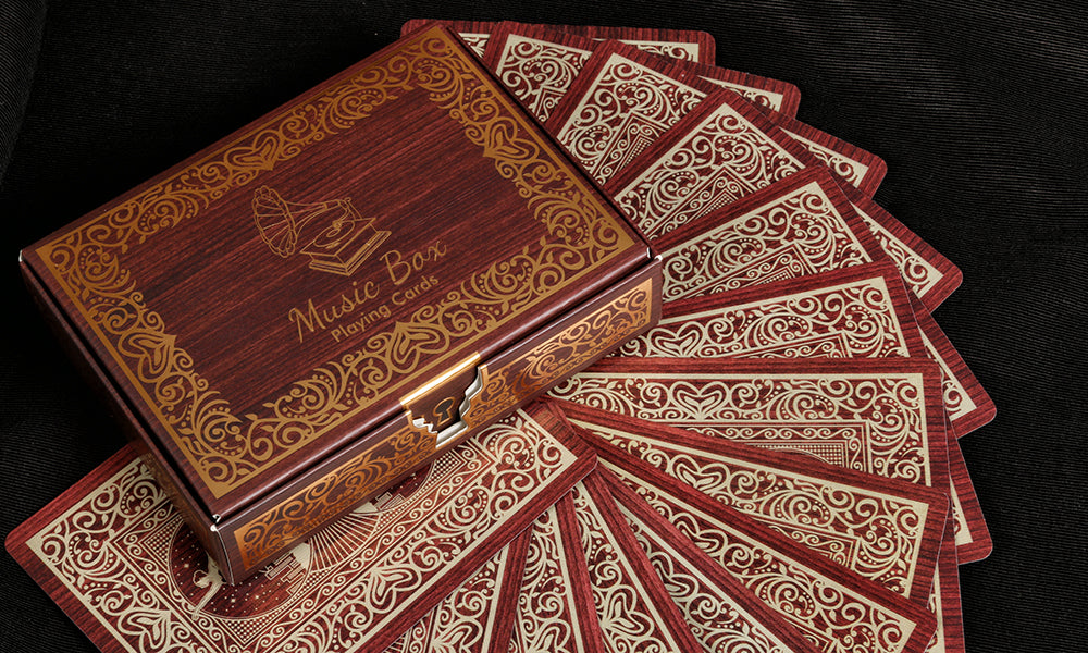 La caja de música jugando a las cartas