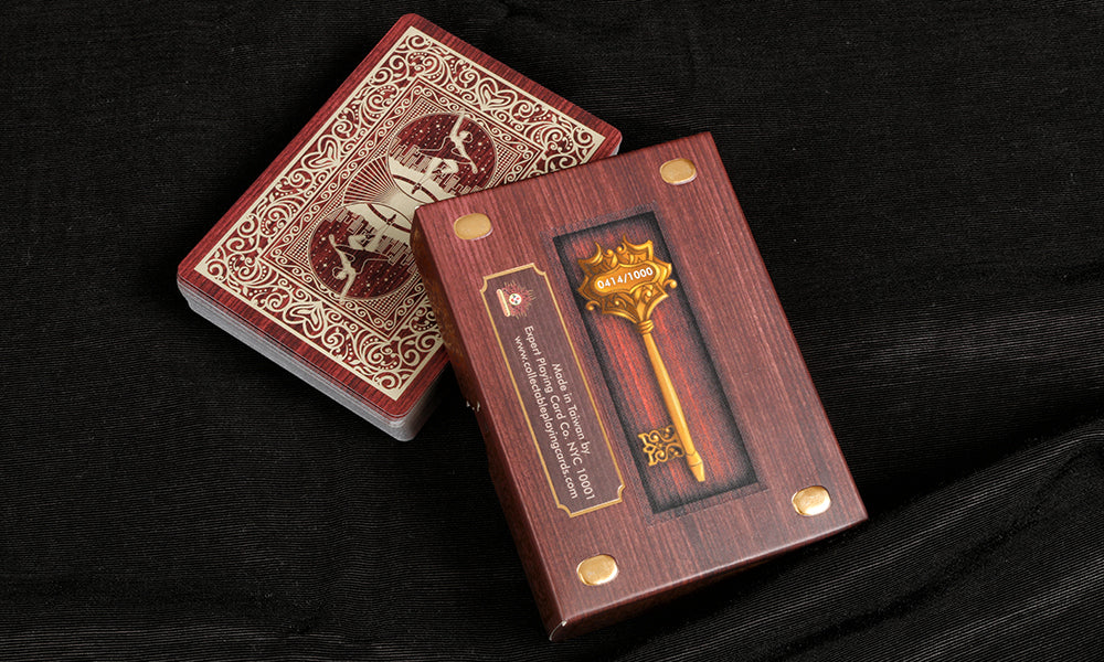 La caja de música jugando a las cartas
