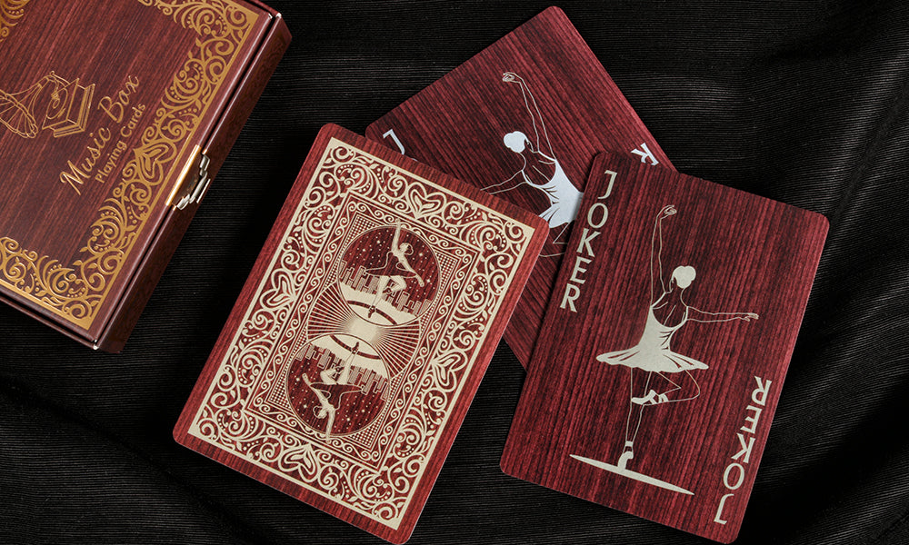La caja de música jugando a las cartas